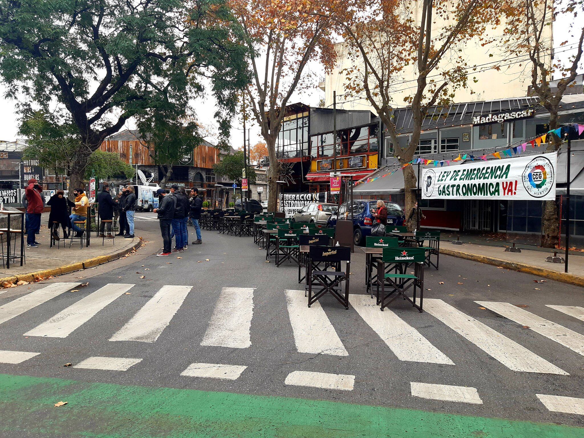 En contra de las restricciones: gastronómicos colocaron mesas en Plaza Serrano para reclamar