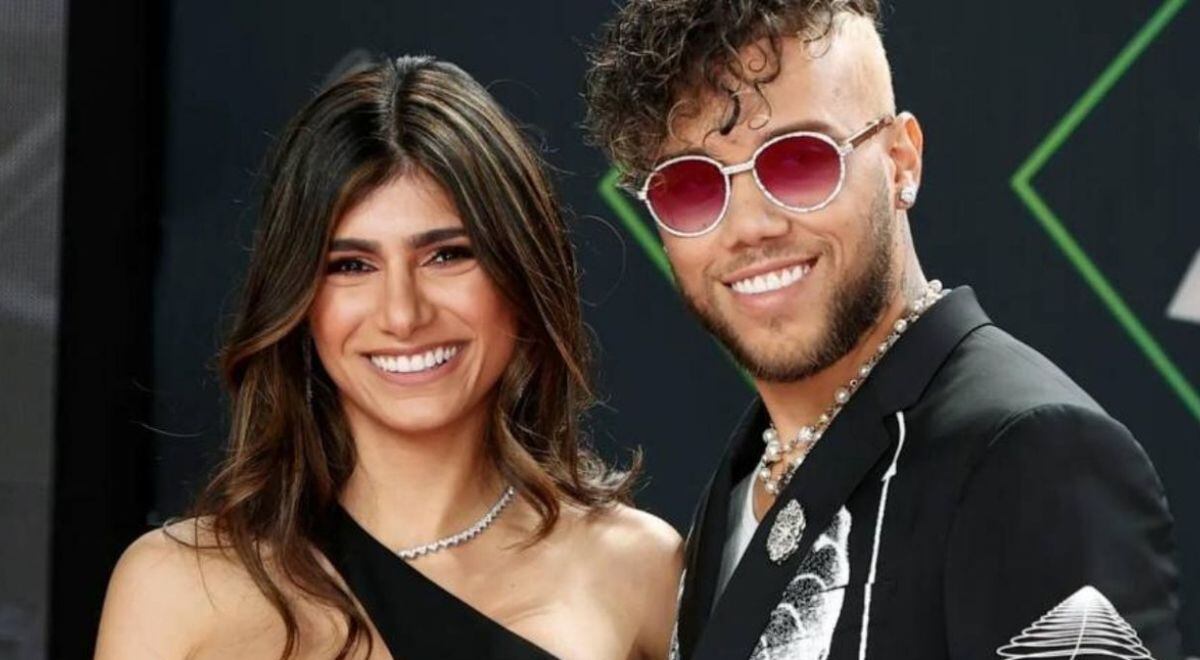 Mia Khalifa y Jhay Cortez posando en la alfombra roja.