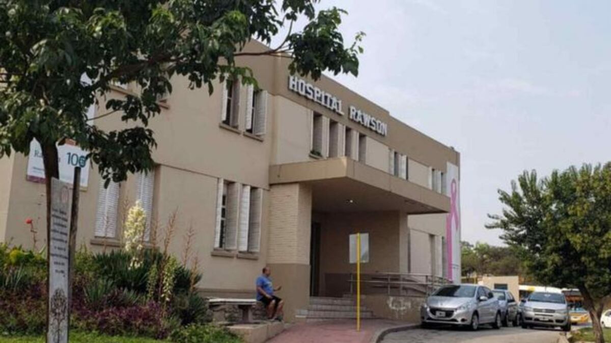 El drama del hombre que destrozó una puerta en el Hospital Rawson, por la demora en la atención