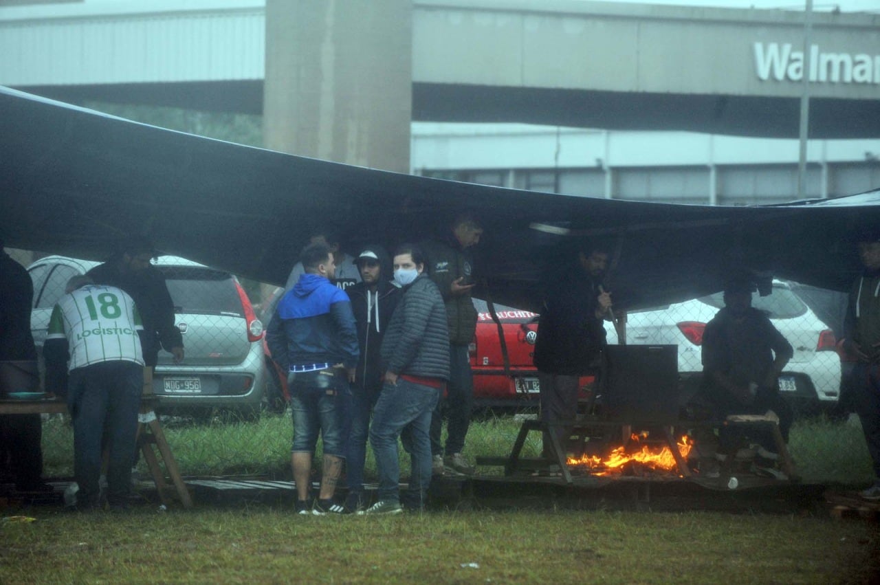 Camioneros bloquea el centro logístico de Walmart. (Clarín)