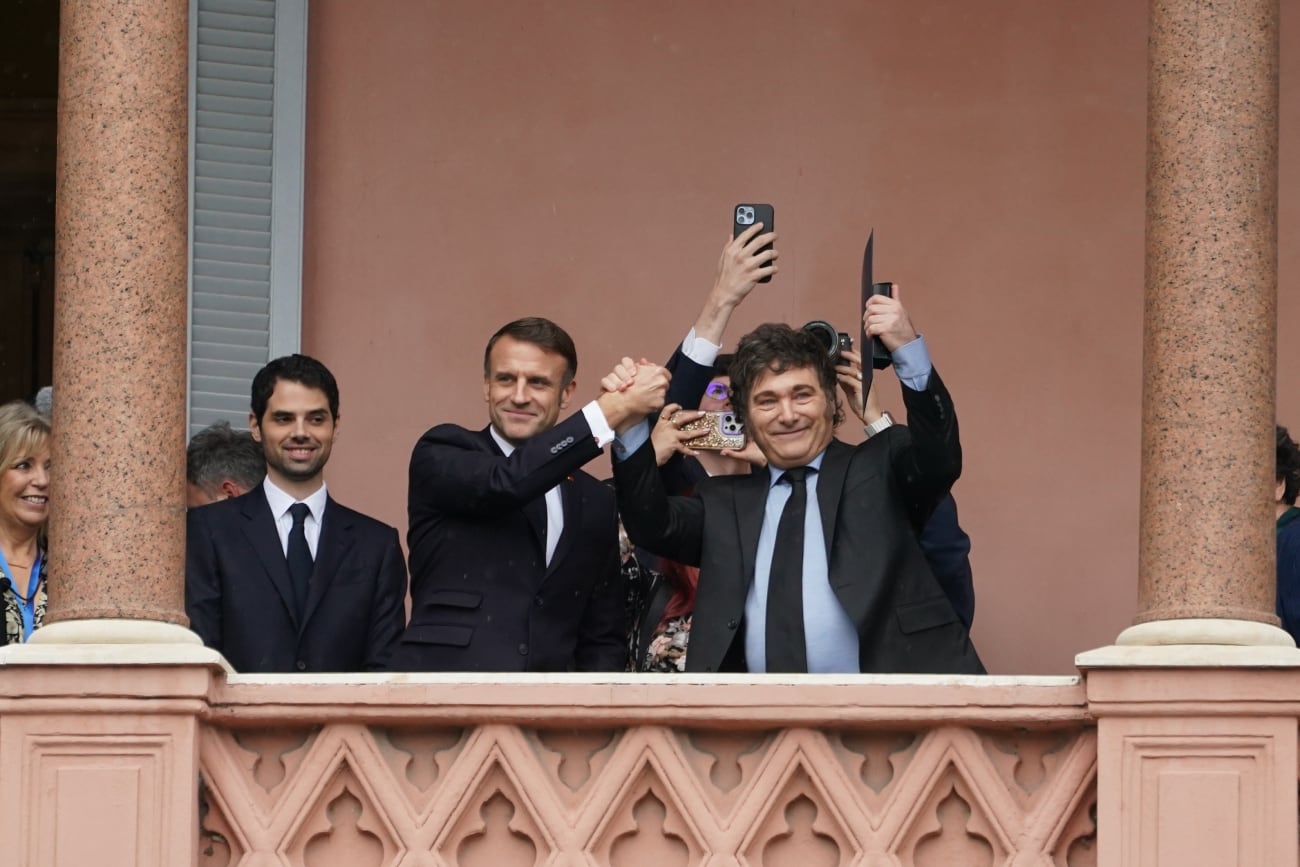 El presidente Javier Milei junto al presidente de Francia Emmanuel Macron saludan desde el balcón de Casa Rosada. (Clarín / Emmanuel Fernández)