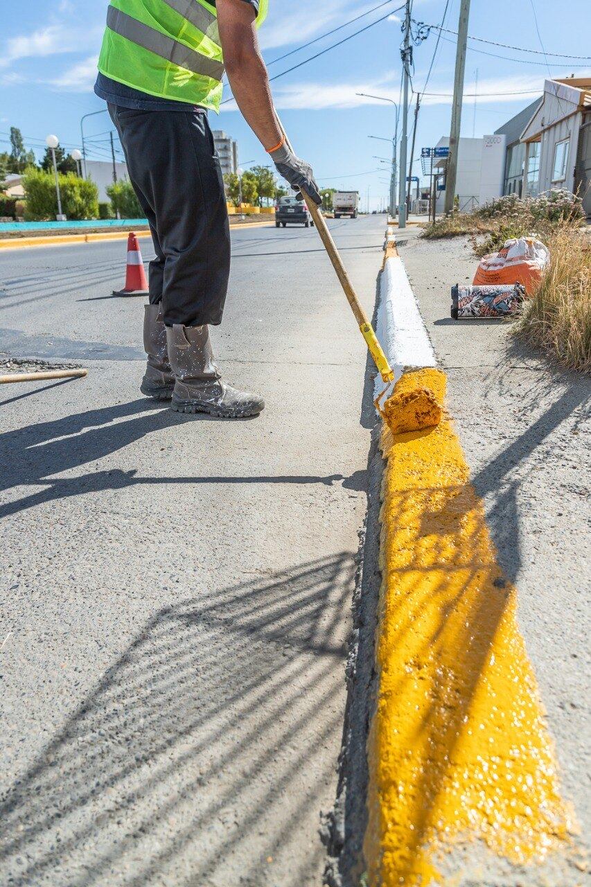 Se realizaron labores de pintura de cordones en la zona céntrica de la ciudad y sobre la calle El cano.