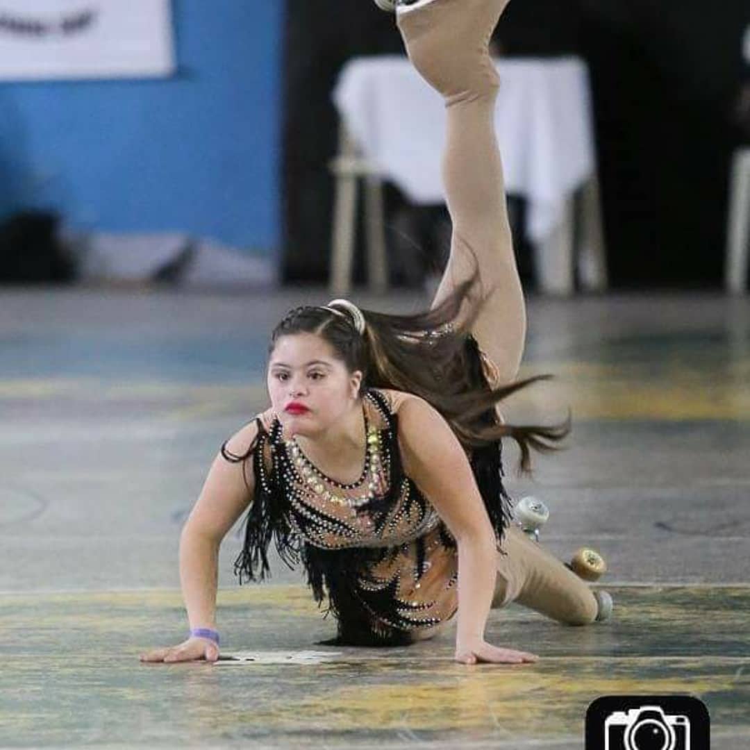 Candela Gallardo, la joven comodorense campeona sudamericana de patín artístico.