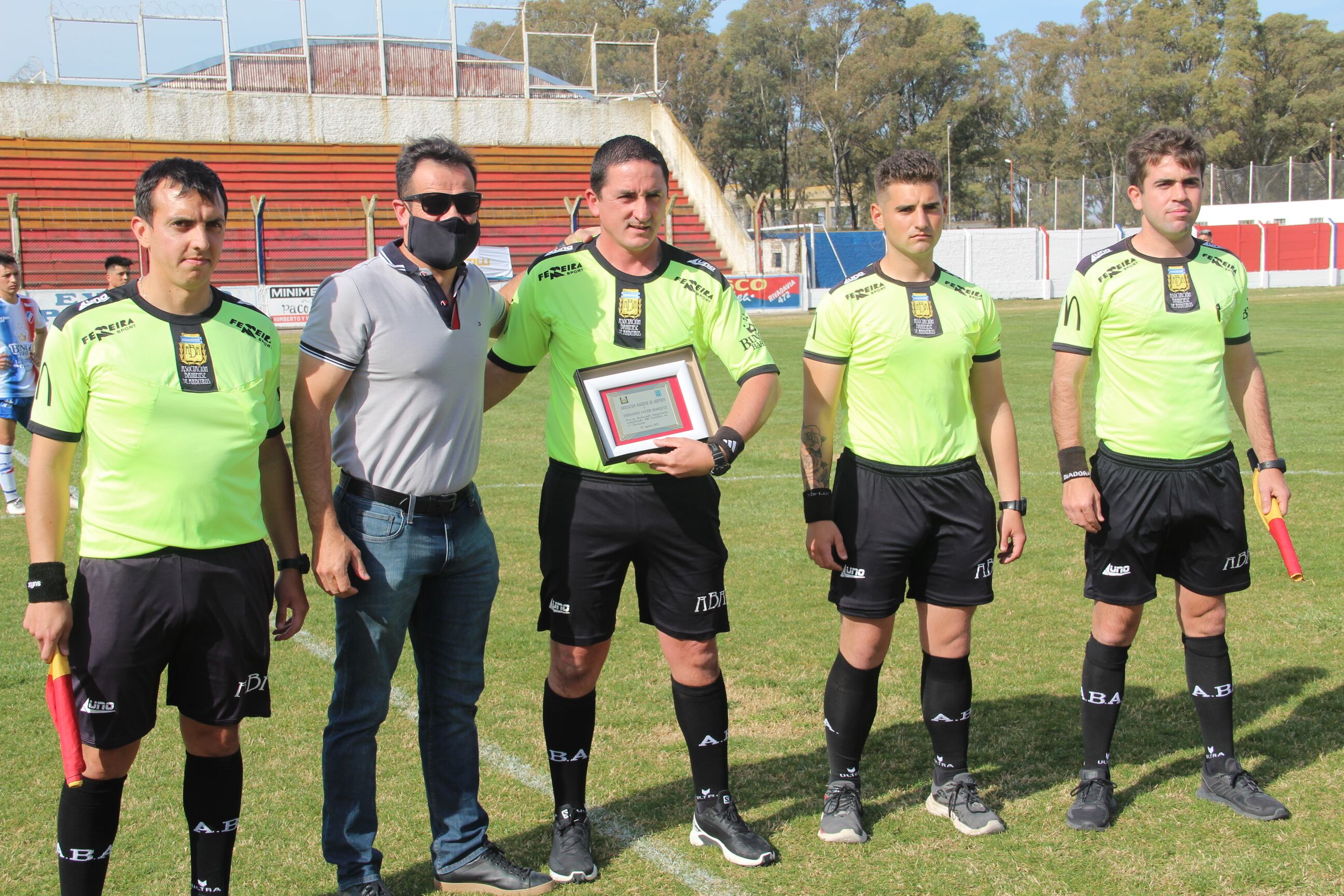 Fernando Márquez recibió un reconocimiento por los 100 partidos en Primera.