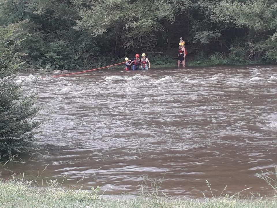 Cinco personas debieron de ser asistidas por el personal de Bomberos Voluntarios de Villa General Belgrano, tras la crecida del río.