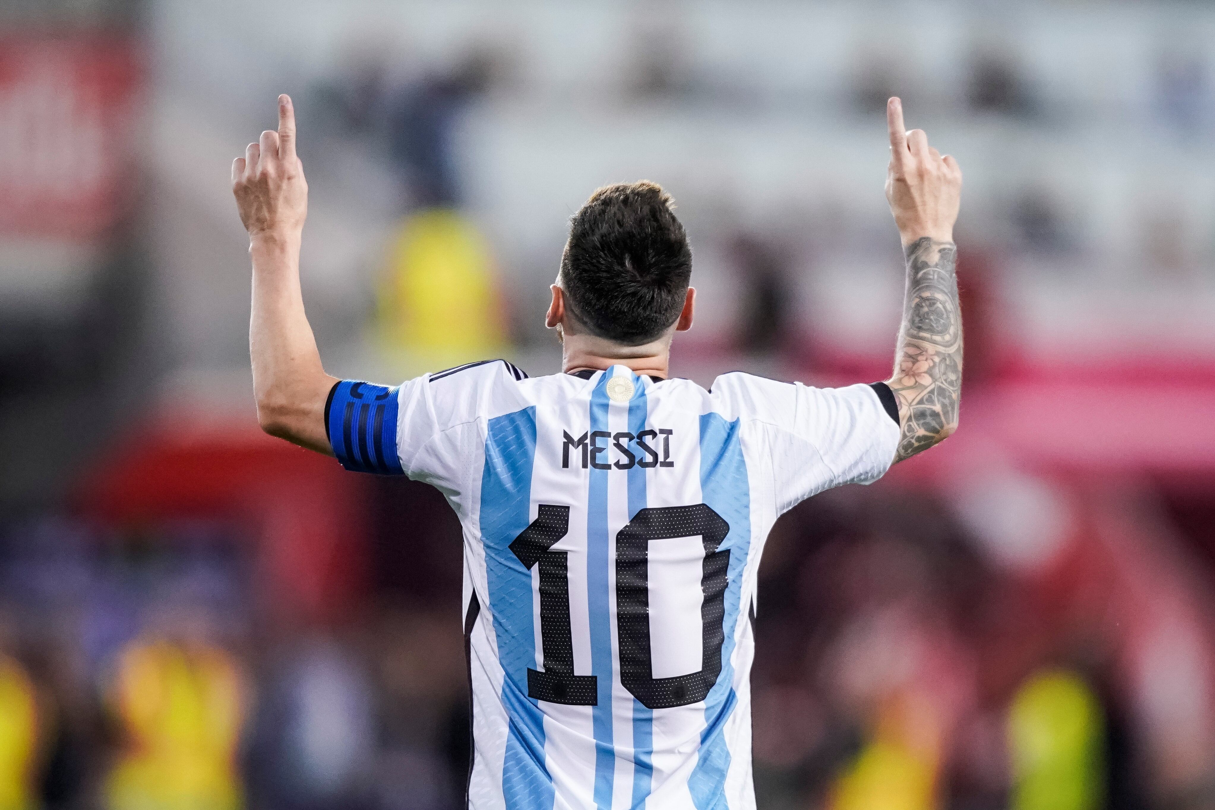 Lionel Messi y su clásico festejo con los dedos índices apuntando al cielo. Hizo dos goles en el amistoso ante Jamaica. (AP)