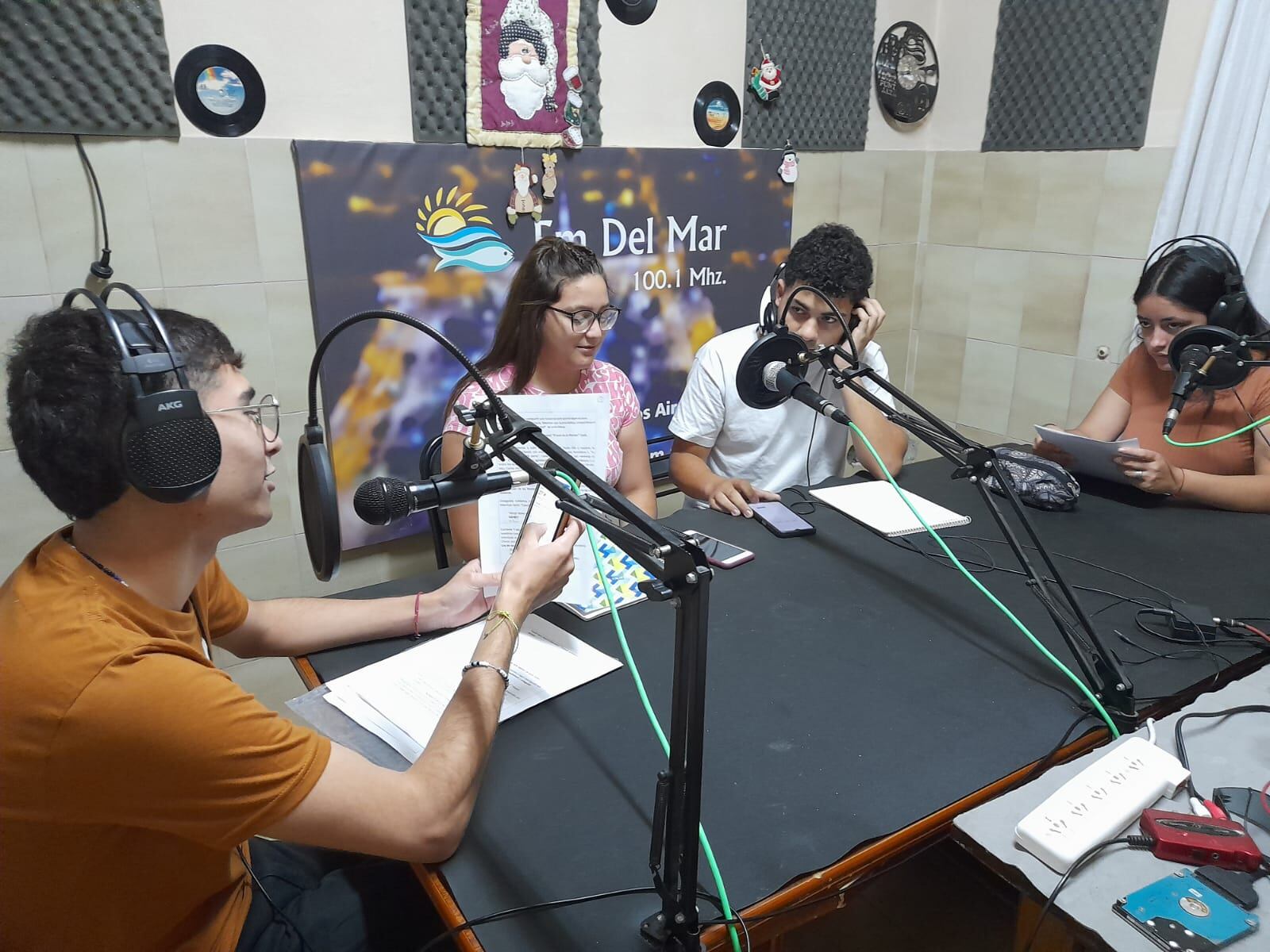 El programa radial especial de los alumnos de la Secundaria Nº1 fue un éxito