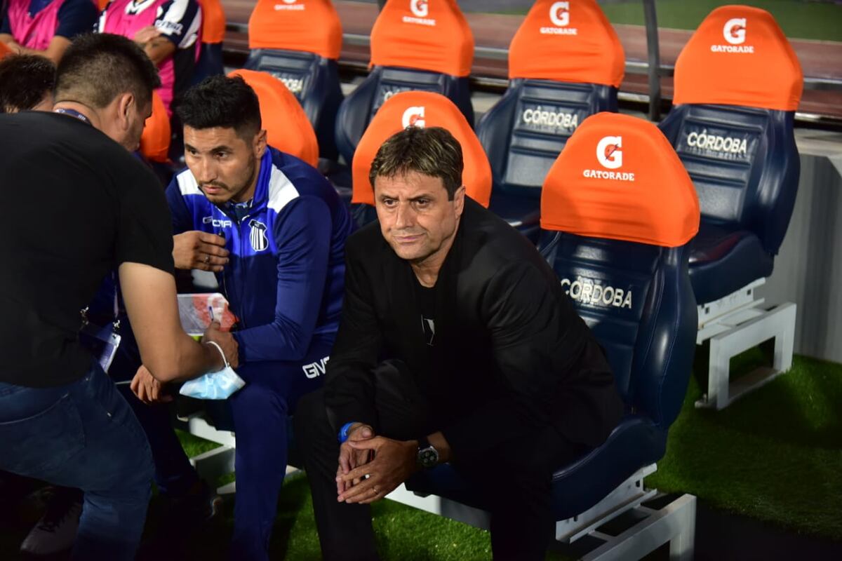 Ángel Hoyos dejó de ser el técnico de Talleres