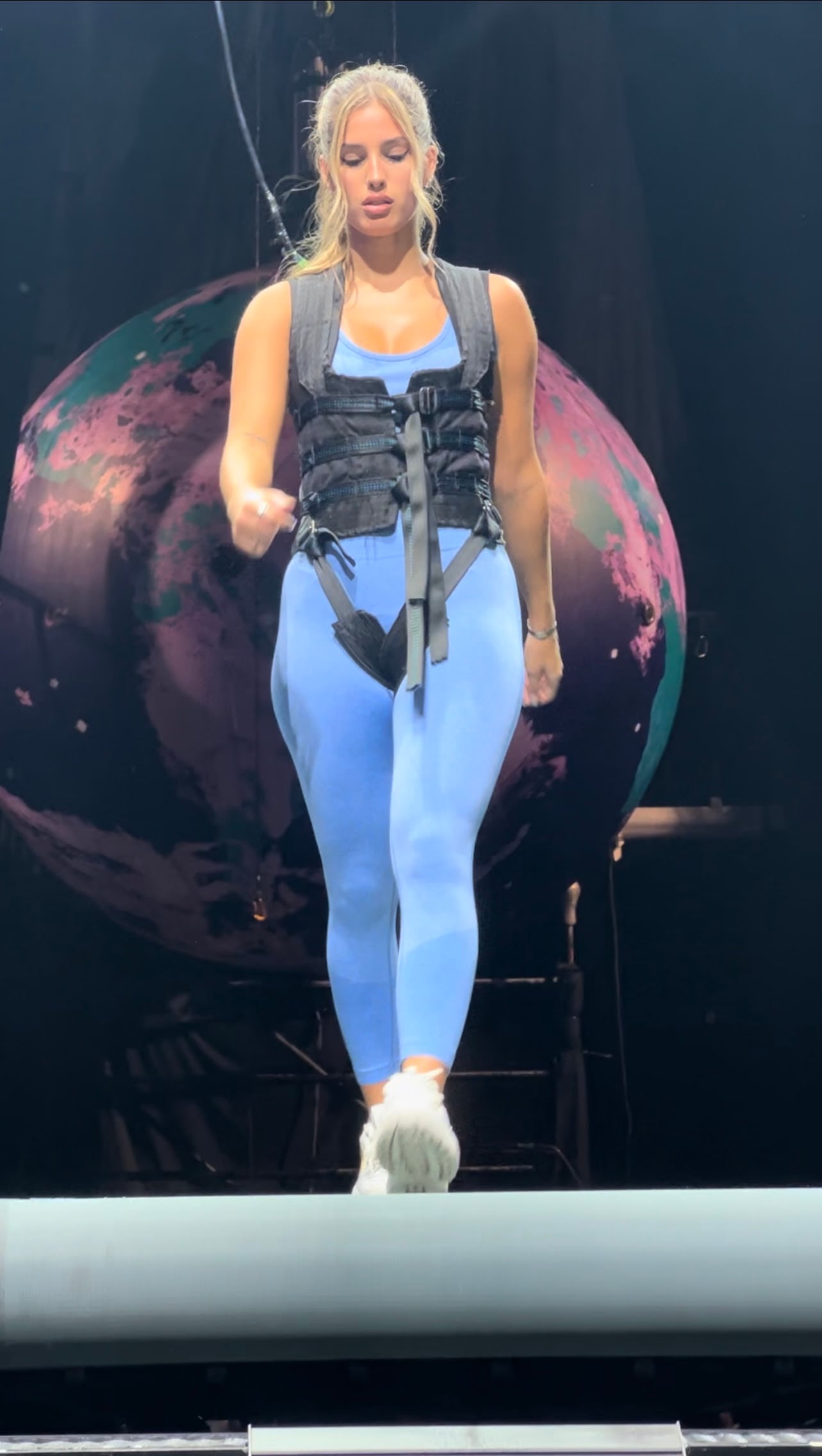 Julieta Poggio en el nuevo show de Fuerza Bruta, "AVEN".