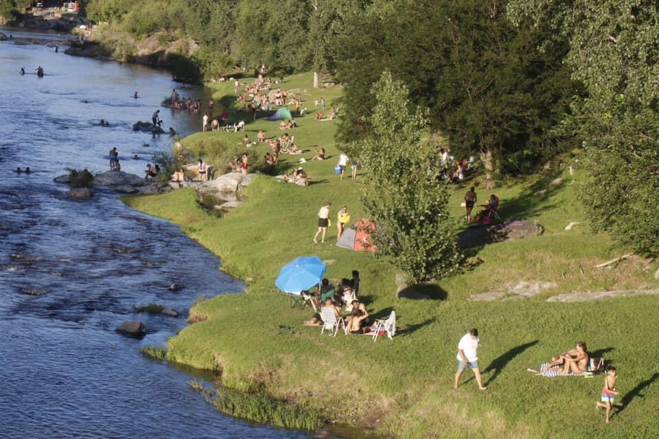 Lugareños y visitantes disfrutaron a la vera del río en un "finde" de carnaval con ocupación turística "excelente".