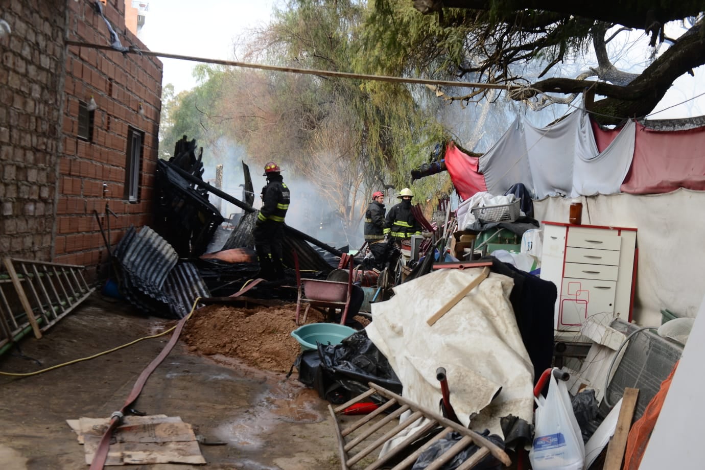 Incendio en Villa la Tablita a metros del puente Sarmiento. ( José Hernández /La Voz)