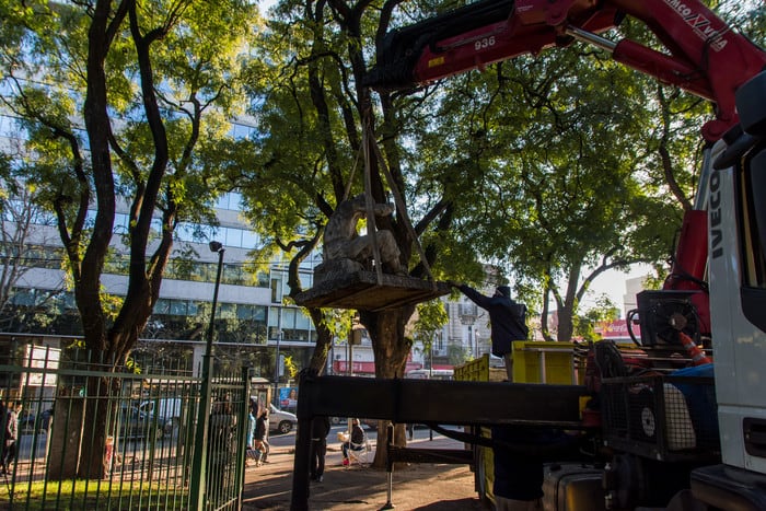 Realizan mejoras a la escultura ubicada en Parque Patricios.