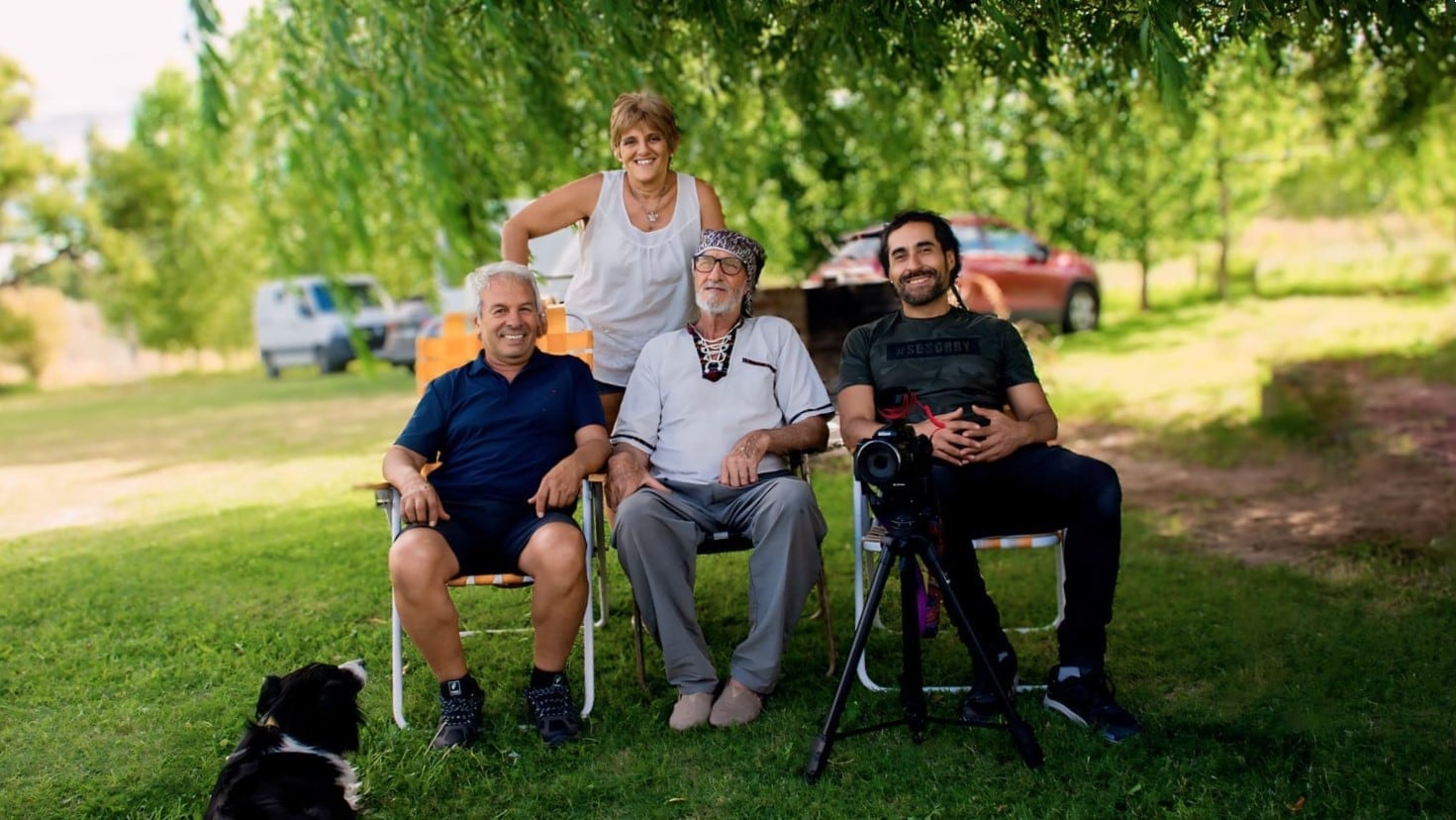 Jorge Martínez Arias junto su esposa Mónica Cobelli, su amigo José María Basso y el cineasta Kiran Sharbis.