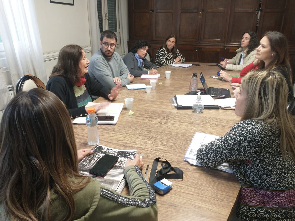 Autoridades de Institutos de Formación Superior y del Conservatorio de Música se reunieron con la Comisión de Becas