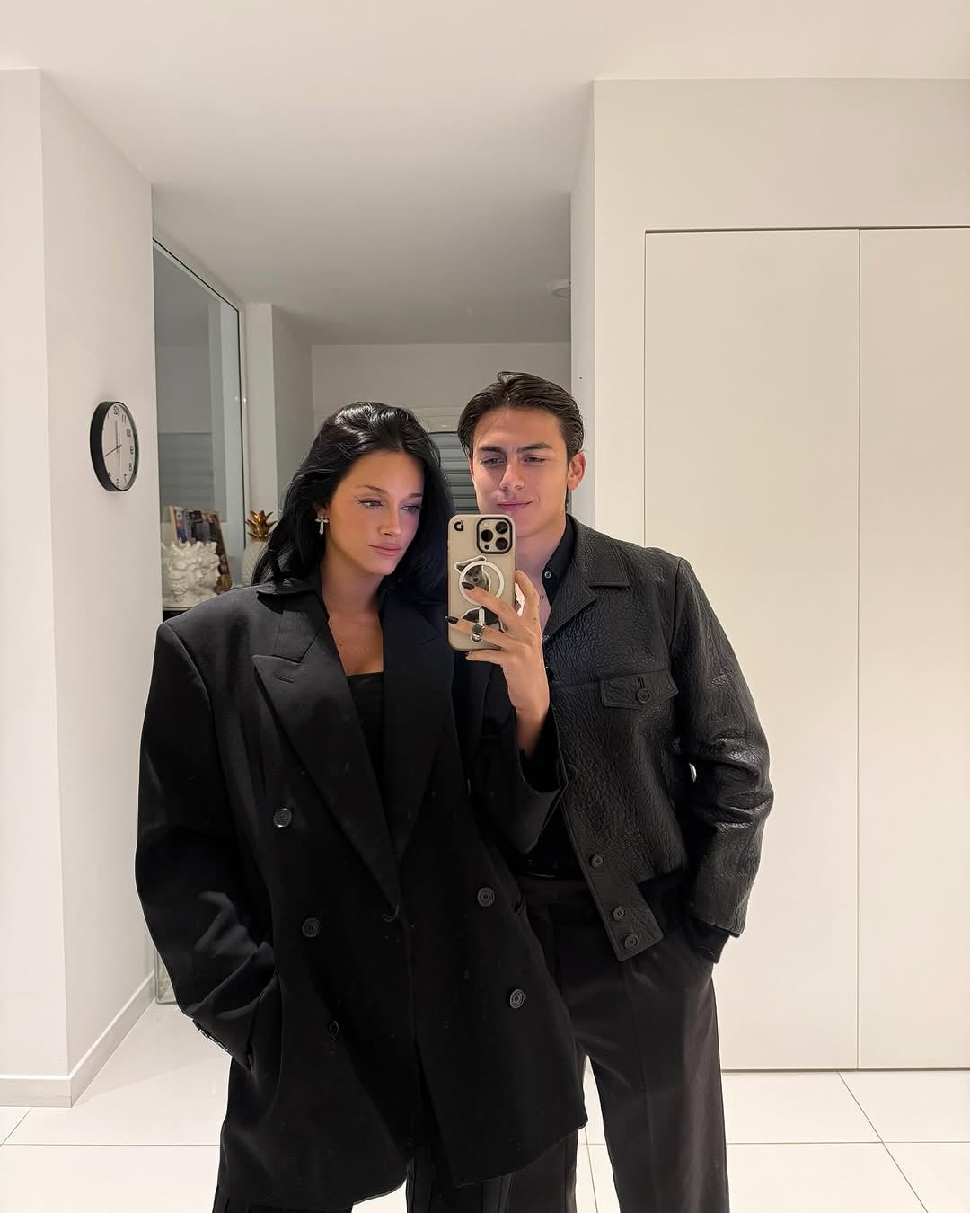 Oriana y Paulo posaron con looks total black.