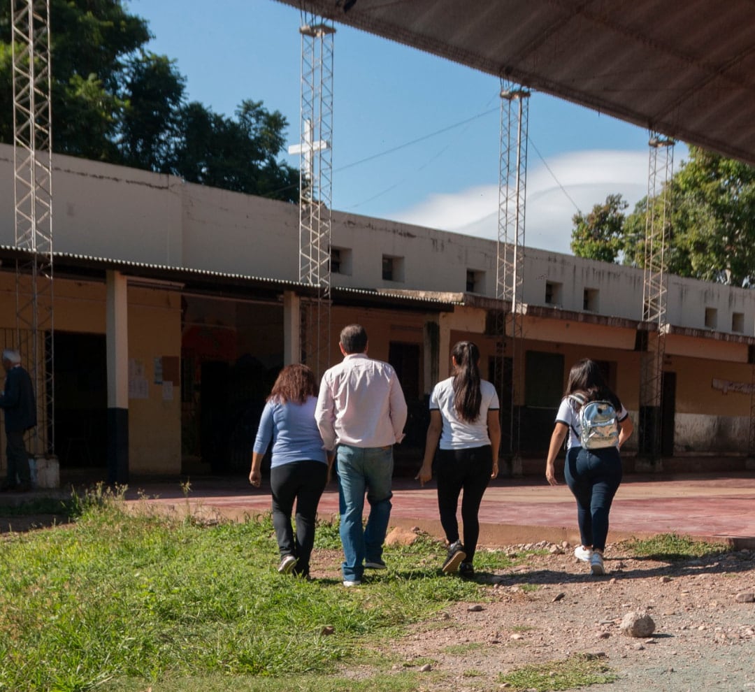 Alumnas condujeron al senador Snopek en una recorrida por las instalaciones del edificio educativo.