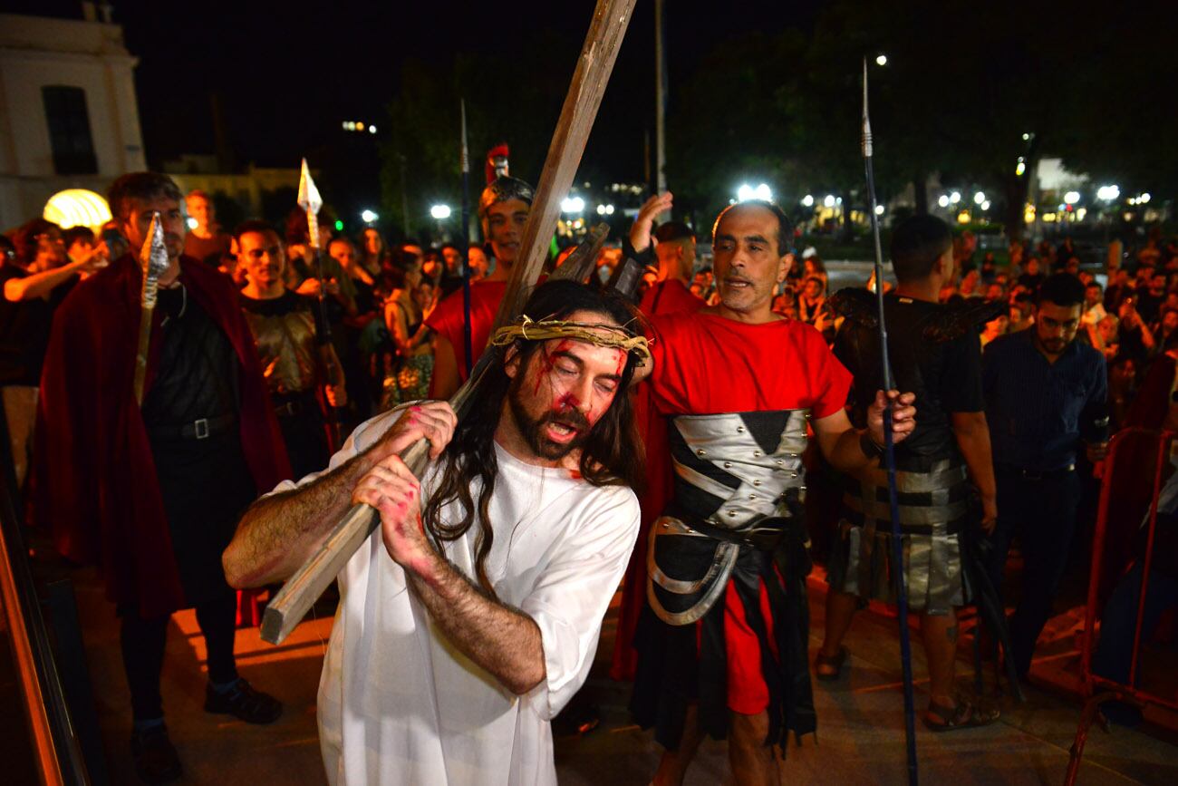 La celebración de la Semana Santa incluyó, como todos los años, el Vía Crucis por las calles de la ciudad con una gran cantidad de público.  