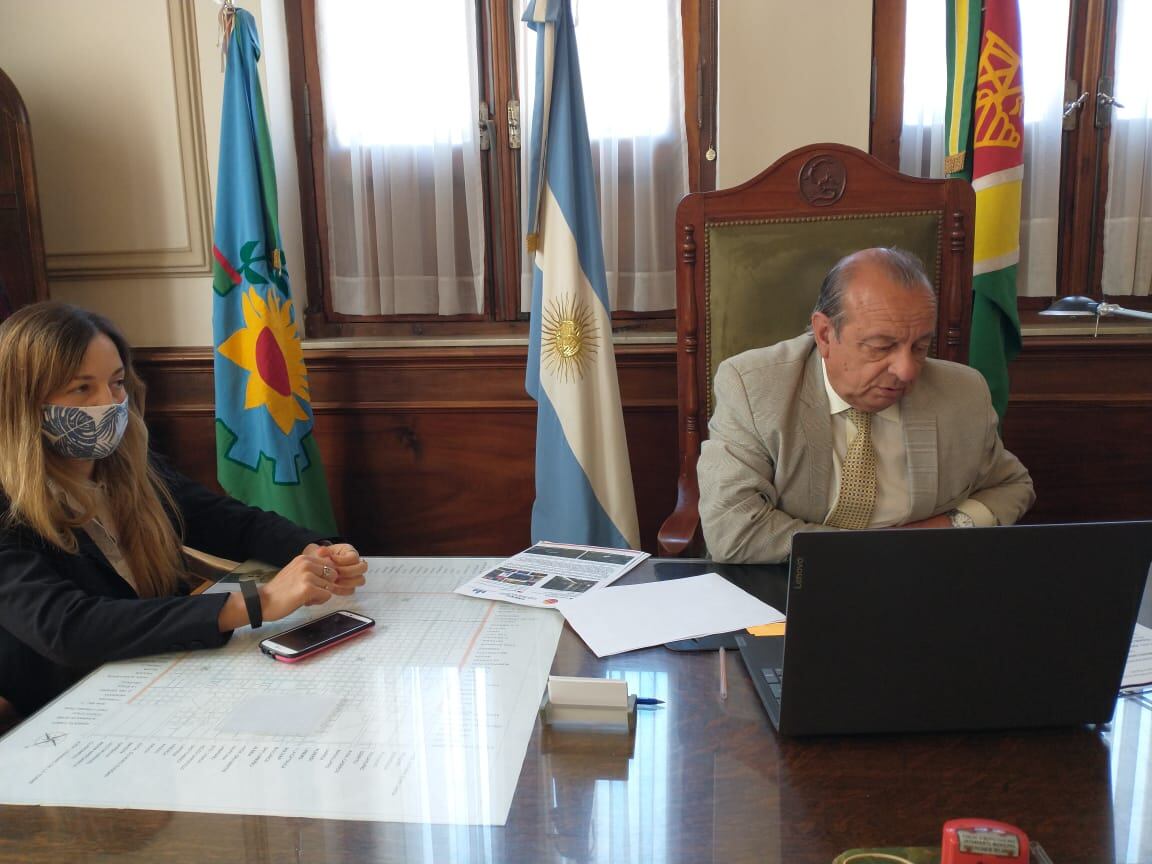 el Intendente Carlos Sánchez, junto con la Coordinadora de Cresta, Lic. Gabriela Hoffman, mantuvieron un encuentro virtual con el Secretario de Políticas Universitarias, el Lic. Jaime Perczyk.