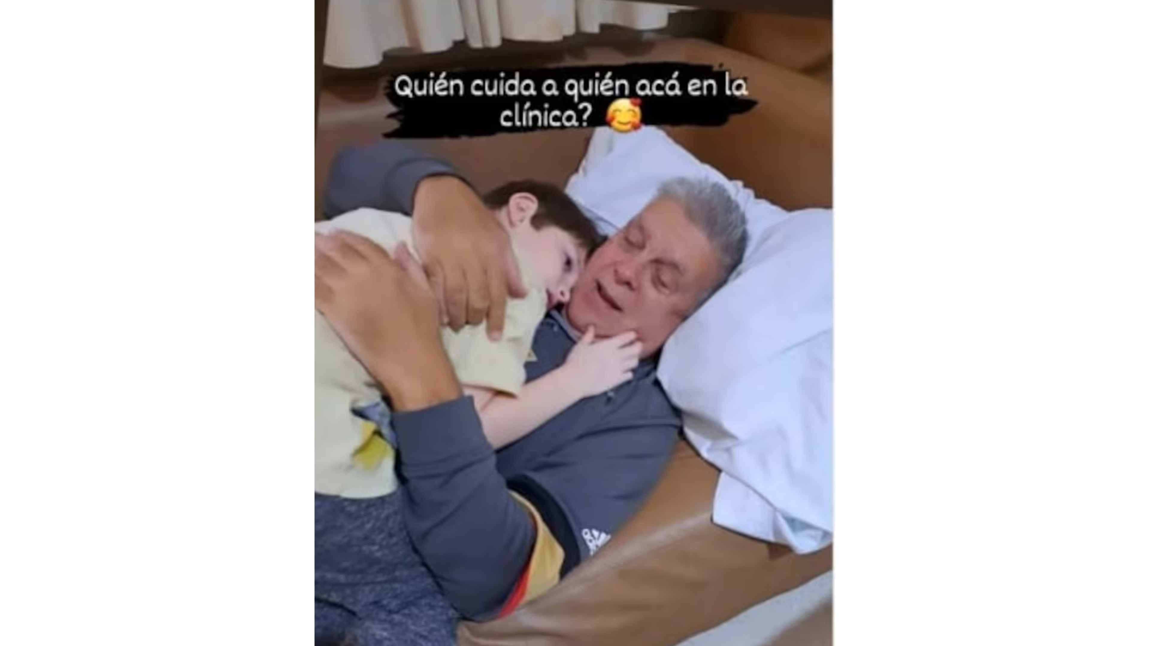 El periodista en la clínica con su hijo.