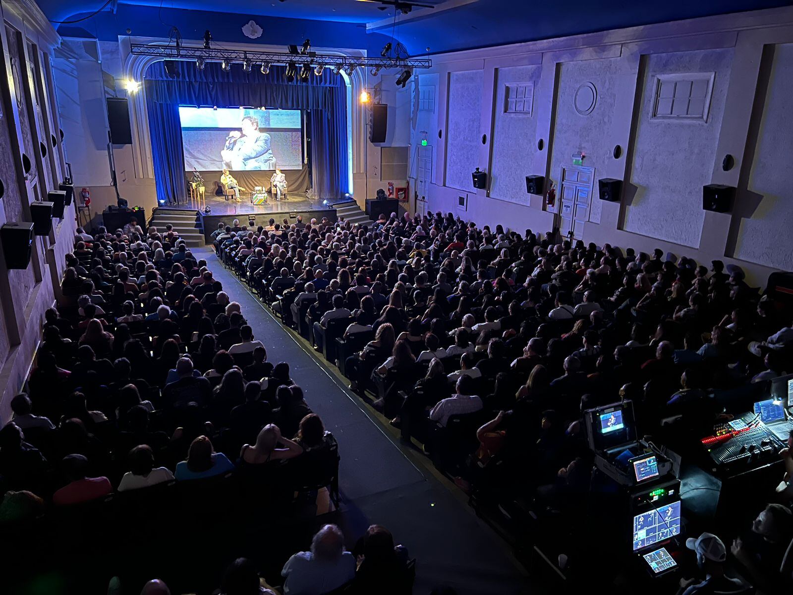 Felipe Pigna, a sala llena.