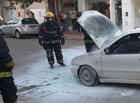 Incendio de un automóvil en Arroyito