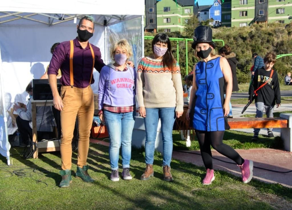 Se llevó adelante en la Plaza Favaloro, en las inmediaciones del Centro Comunitario del Barrio Pipo, una Jornada musical, recreativa y solidaria para los vecinos y las vecinas del sector.