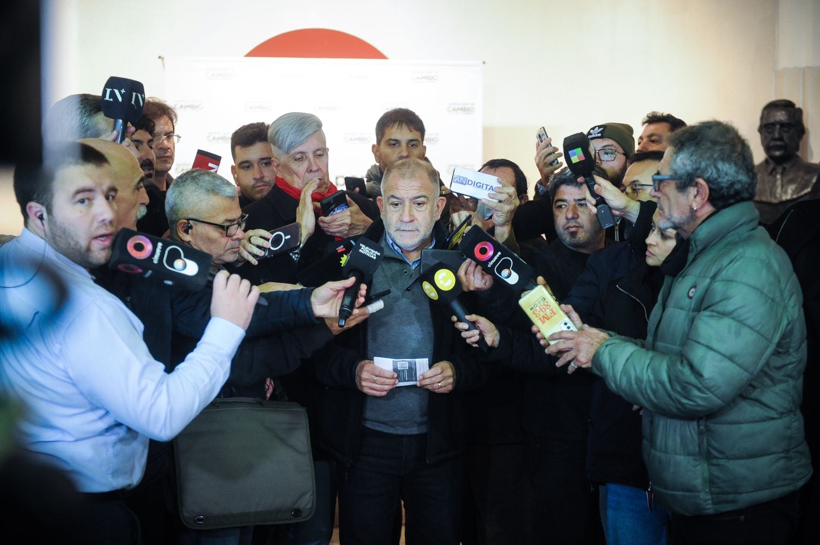 Elecciones 2023: Luis Juez, candidato a gobernador de Córdoba por Juntos por el Cambio, a la salida de la reunión en la que se trató la incorporación de Juan Schiaretti. (Federico López Claro)