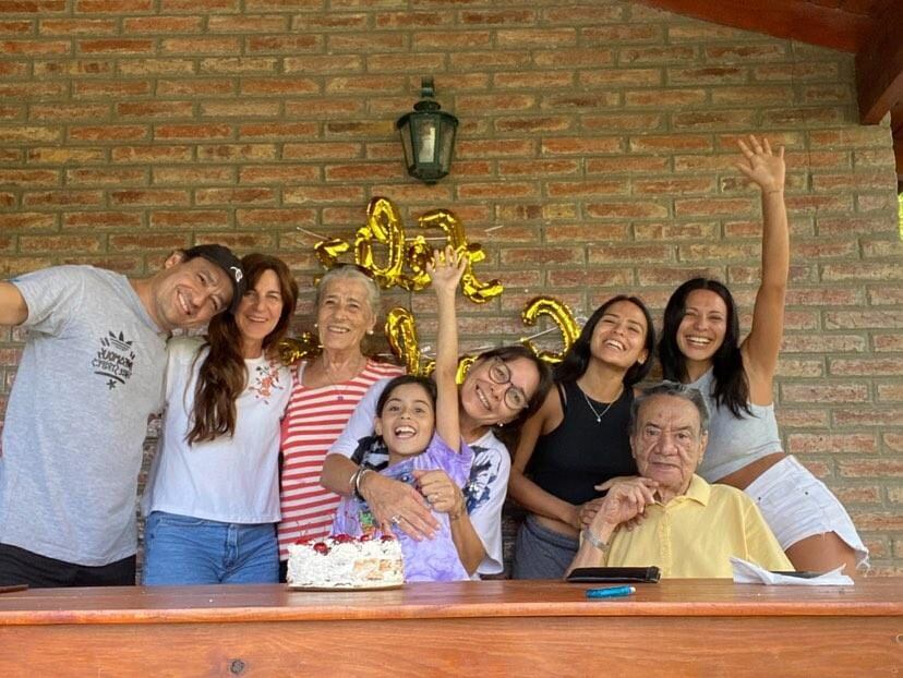 La joven regresó a Córdoba y el emocionante reencuentro con sus abuelos se volvió viral.