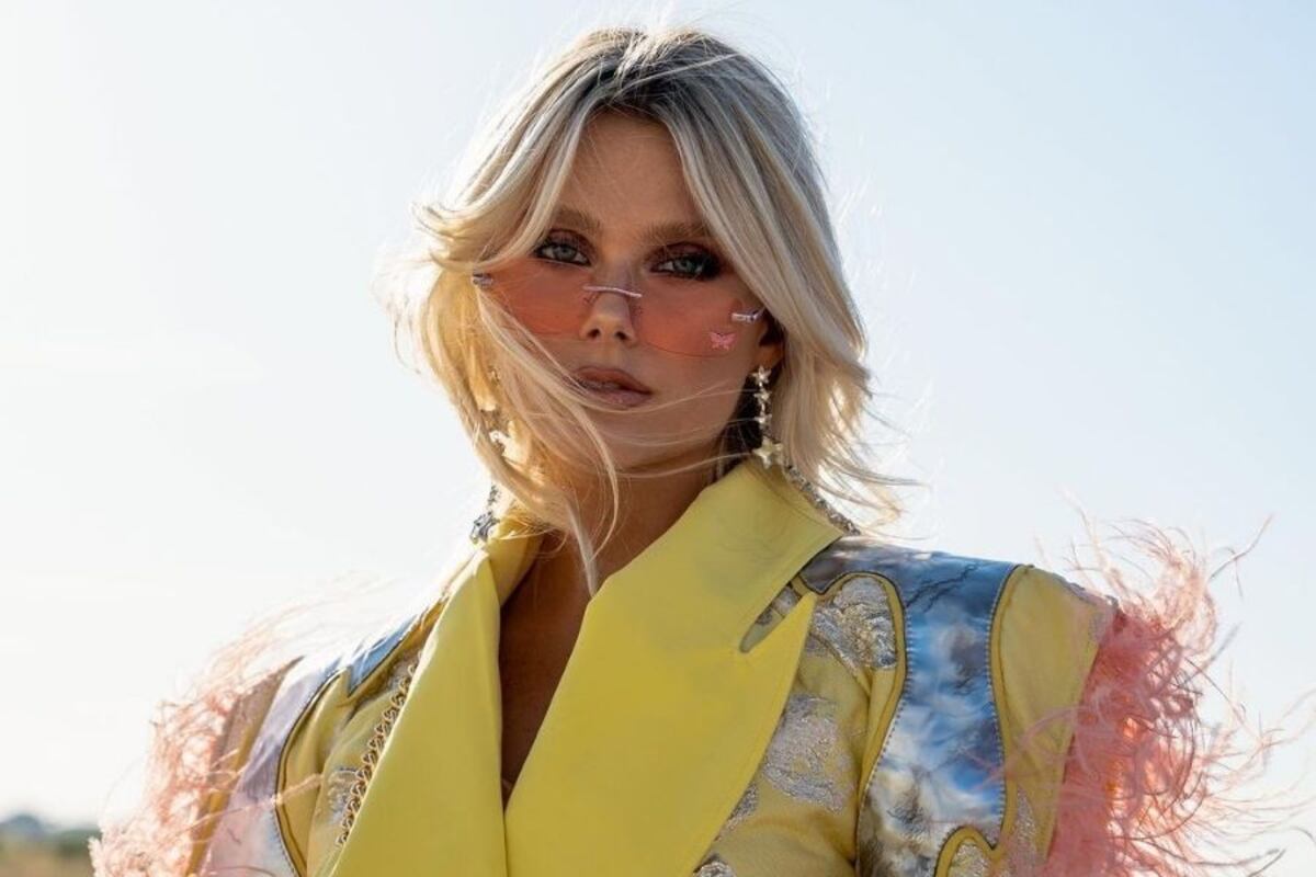 Valentina Zenere, la argentina de Elite, deslumbró en las redes con su look sombrío: vestido trenzado y súper tajo