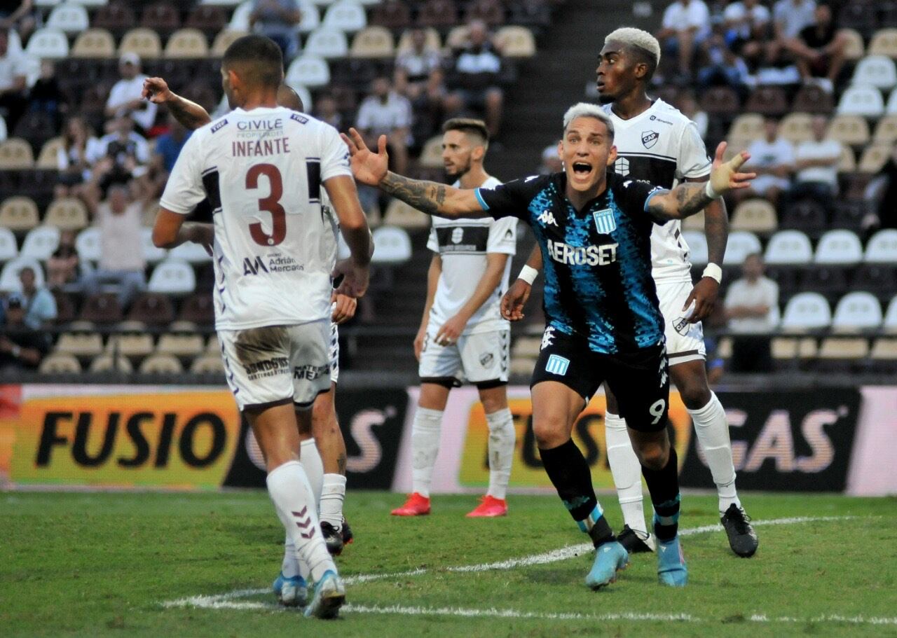 Enzo Copetti en el partido contra Platense.