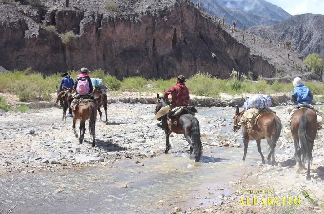 Los voluntarios de la Fundación Alfarcito colaboran con las familias que viven aisladas en la Quebrada del Toro.