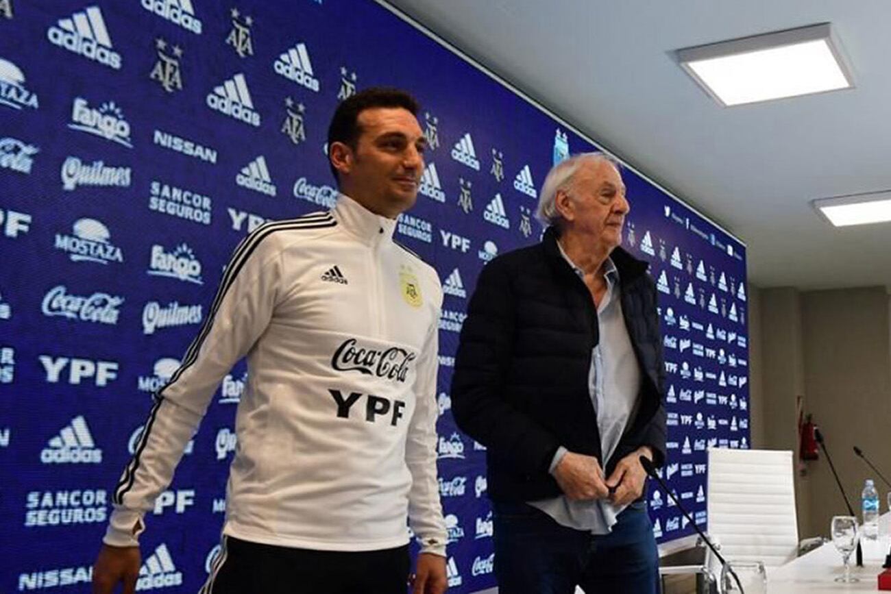 Menotti junto a Lionel Scaloni.