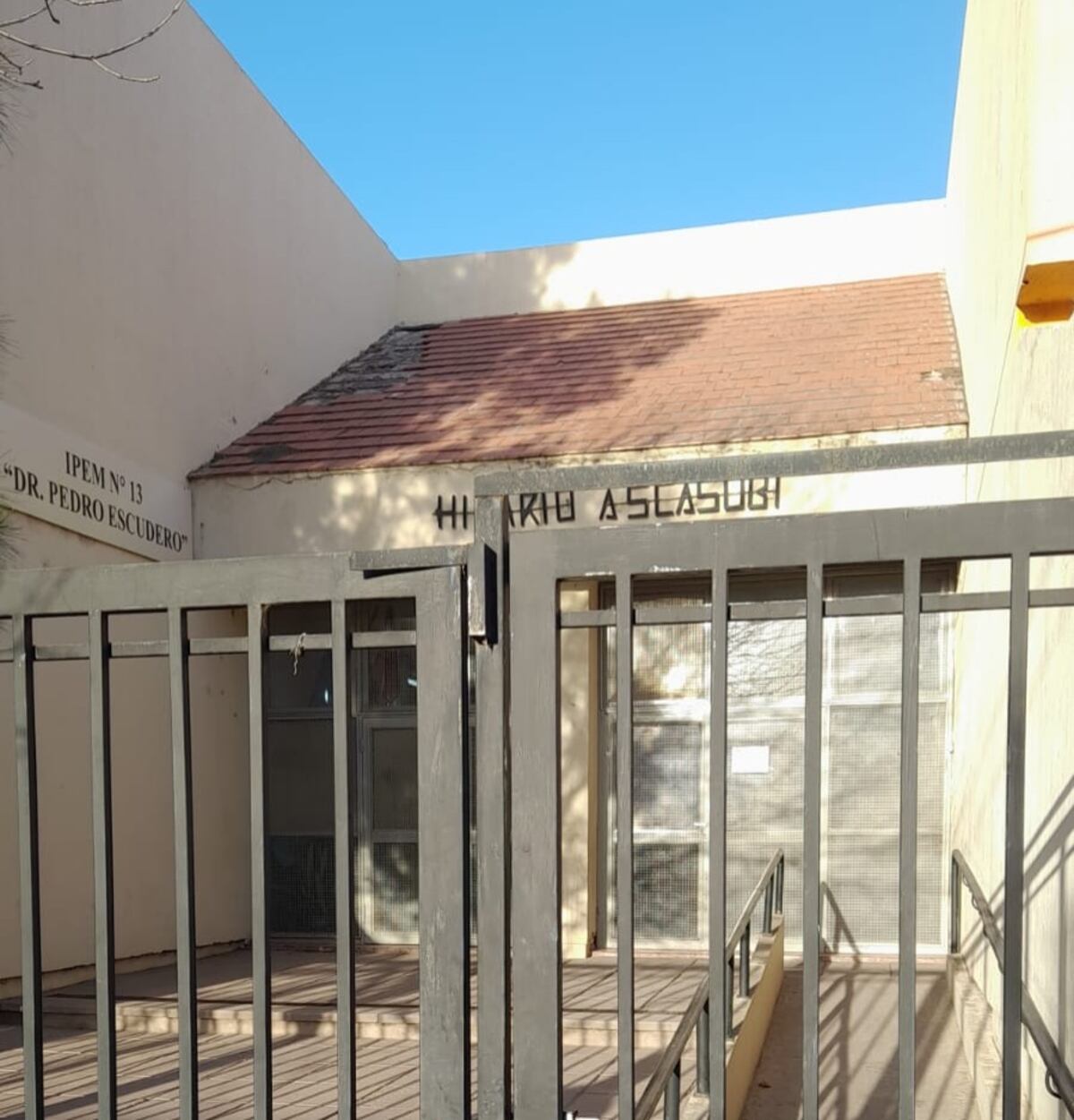 Demoras en escuelas de Córdoba por falta de autoridades de mesa: qué sanciones podría haber