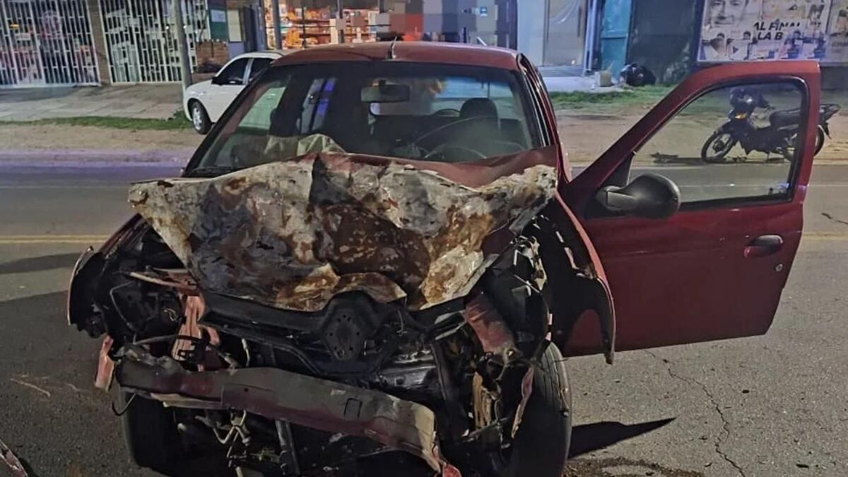 Motociclista sufrió múltiples fracturas tras un violento choque en avenida Cárcano