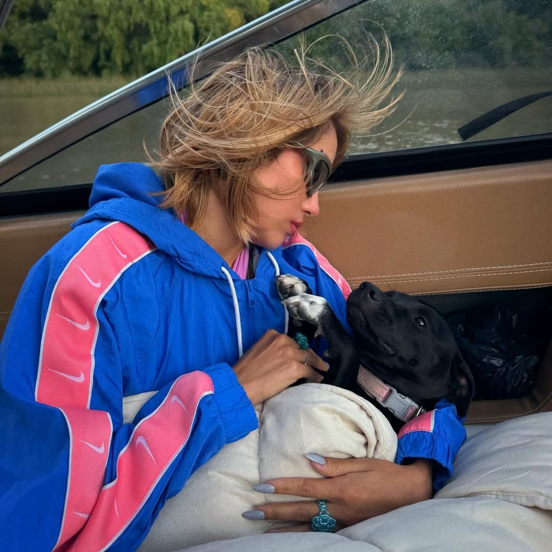 María Becerra y Rei tuvieron una romántica escapada de fin de año: paseo en bote, mascotas y besos al atardecer