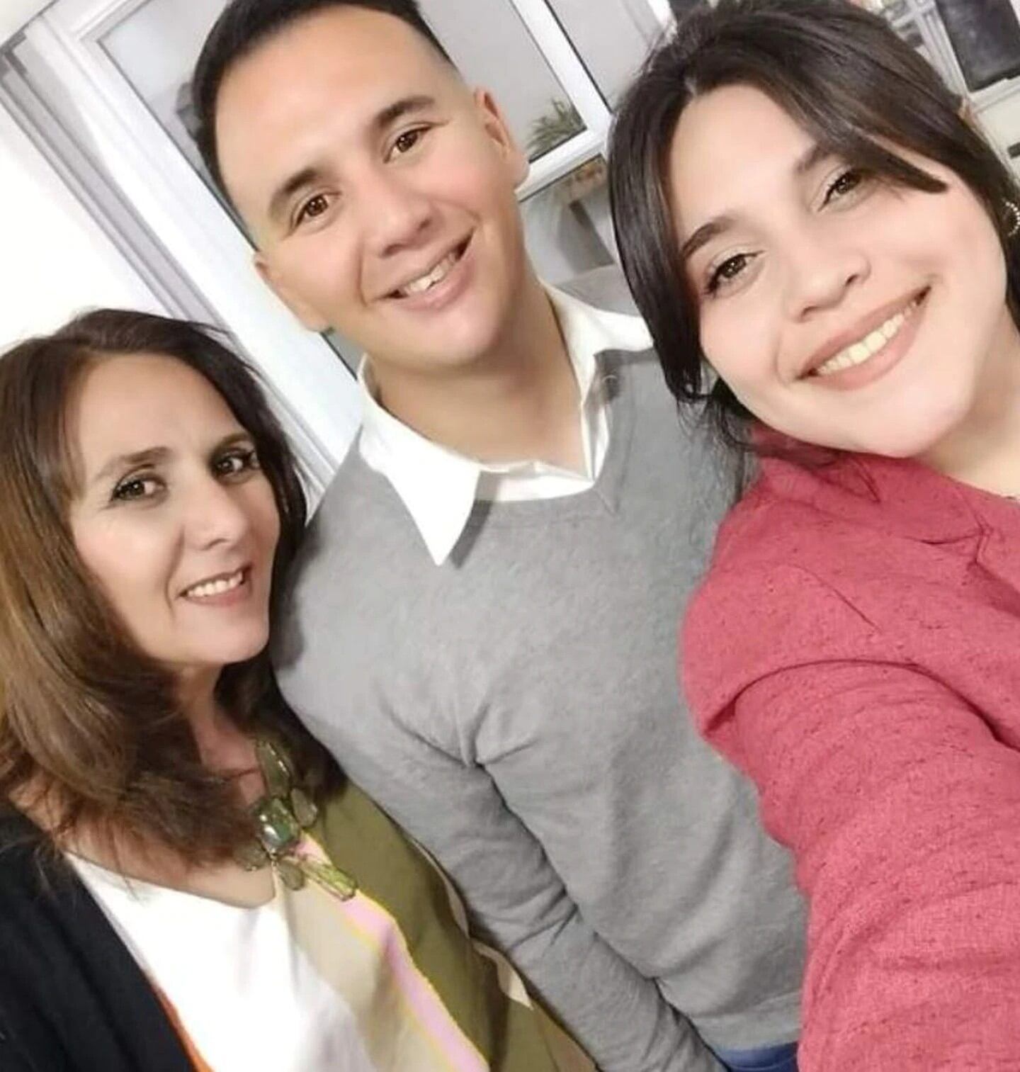 Xabier junto a su madre y su esposa