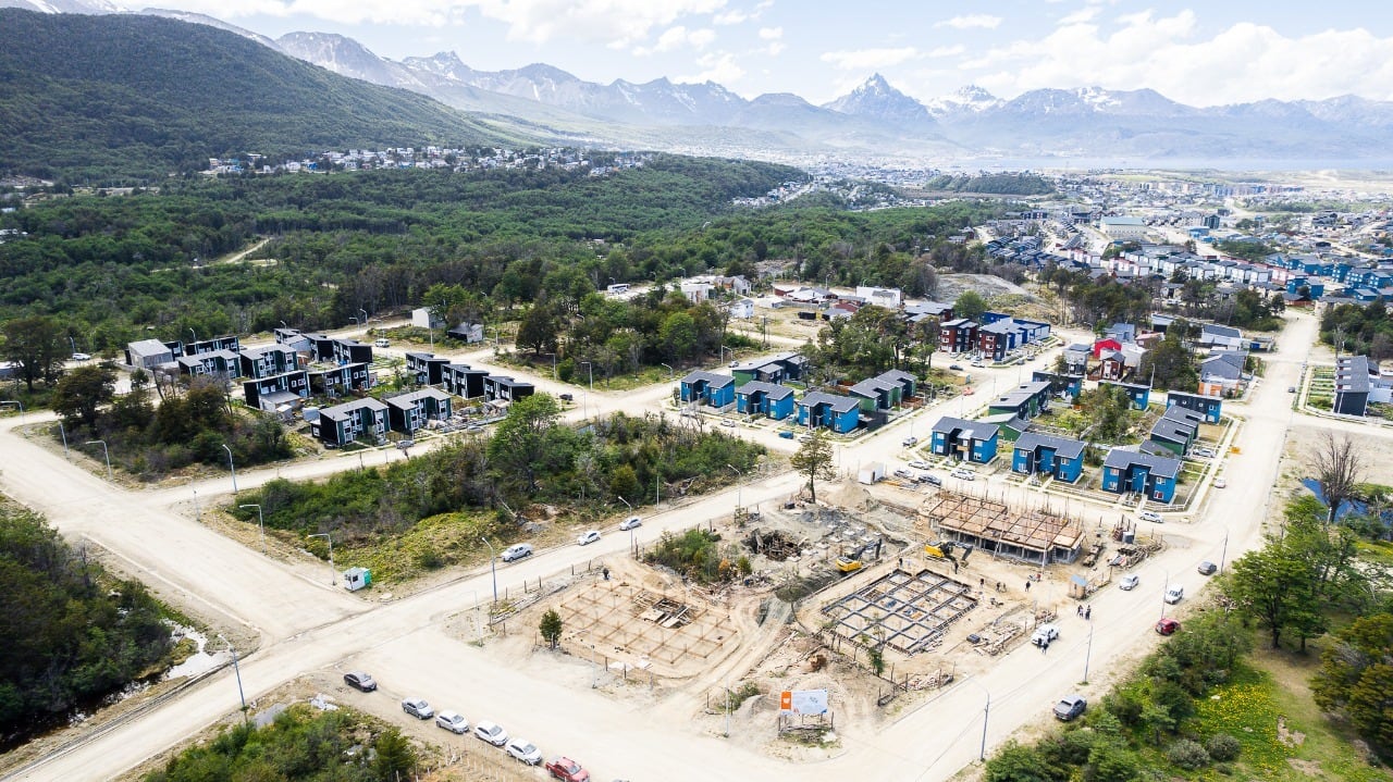 Leticia Hernández recorrió la construcción de viviendas en el barrio de Ushuaia.