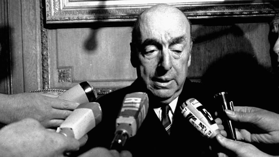 NERUDA. En una imagen de 1971, en París (AP/Archivo).