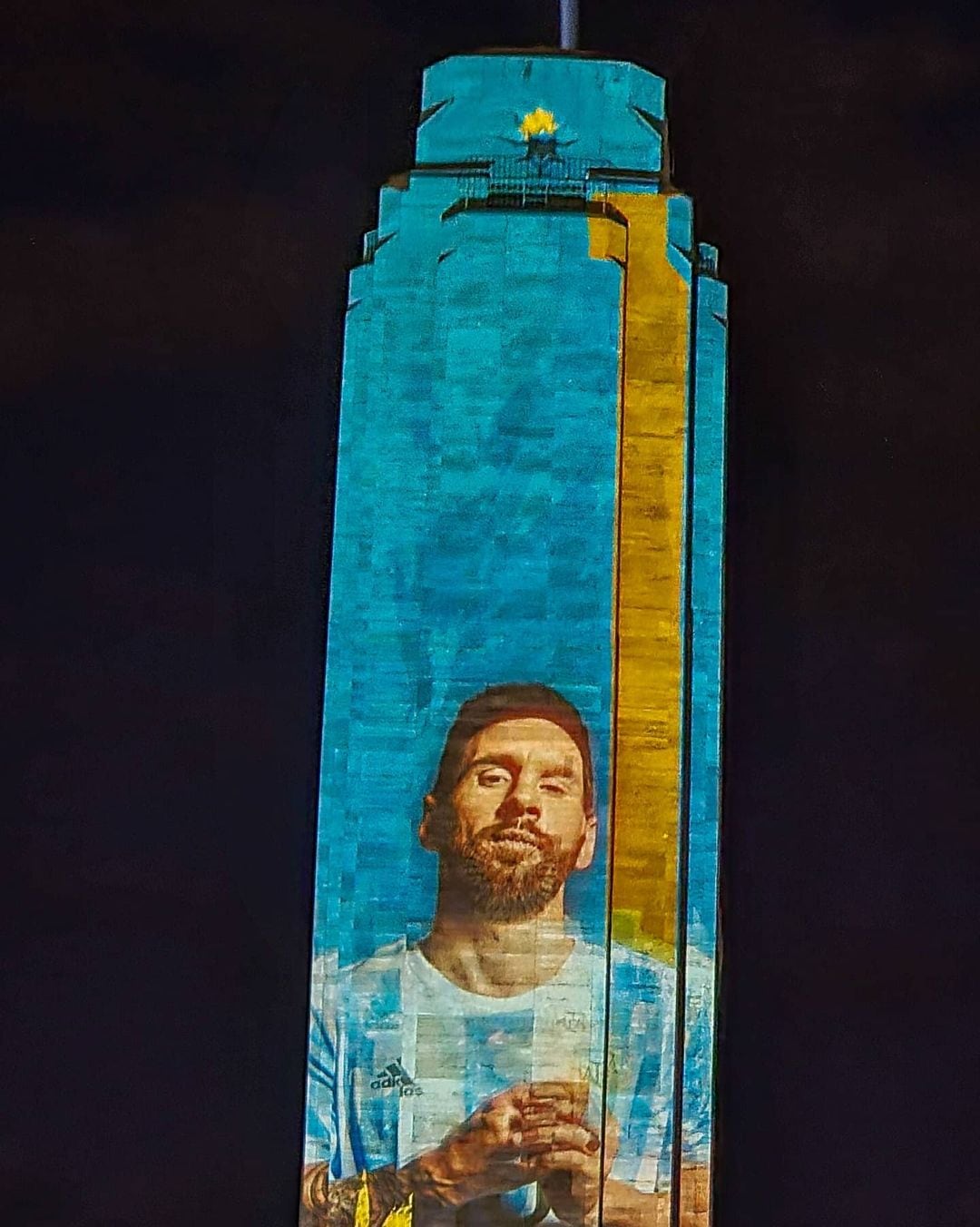 Proyectaron la imagen de Lionel Messi en el Monumento a la Bandera