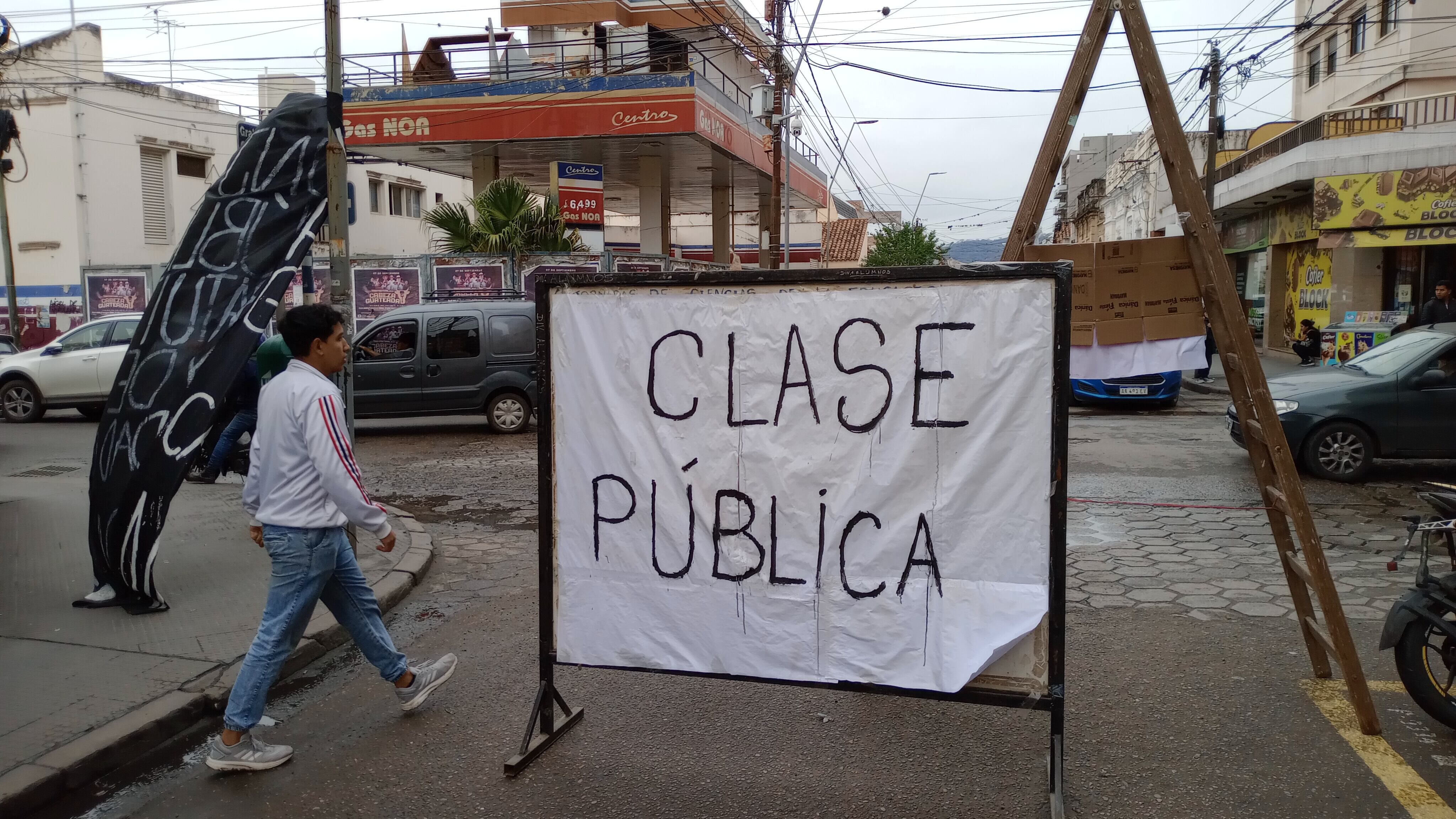 Con la modalidad de "clase pública" dictada en la calle, se manifestó el rechazo de docentes y estudiantes universitarios jujeños al veto presidencial que finalmente convalidó la Cámara de Diputados de la Nación.