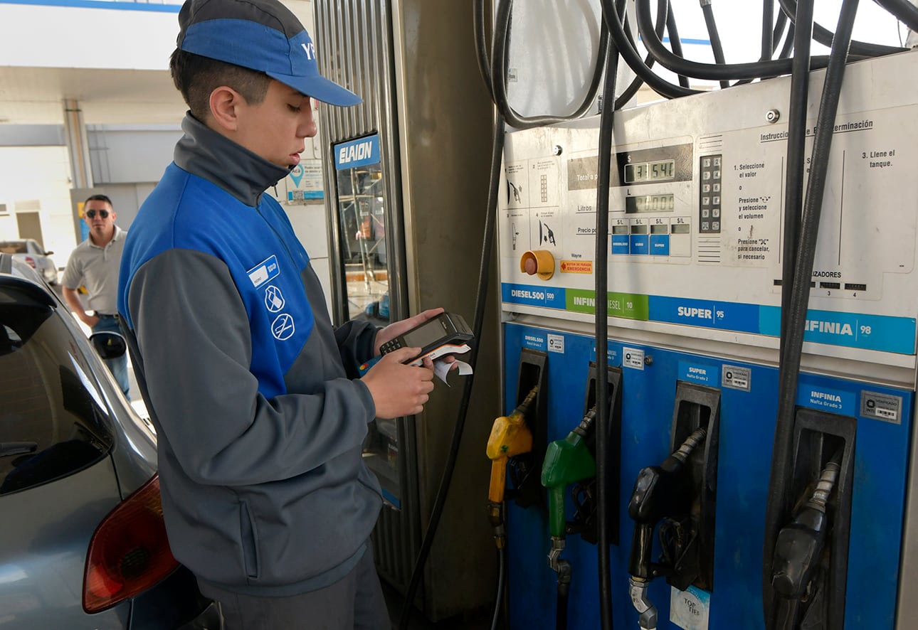 En diciembre aumentan los combustibles. (Foto: Orlando Pelichotti)