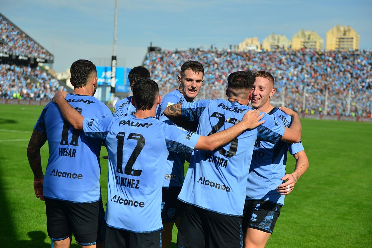 Partido de fútbol Belgrano 2 vs Velez 0 cancha de belgrano en barrio Alberdi. (José Gabriel Hernández / La Voz)