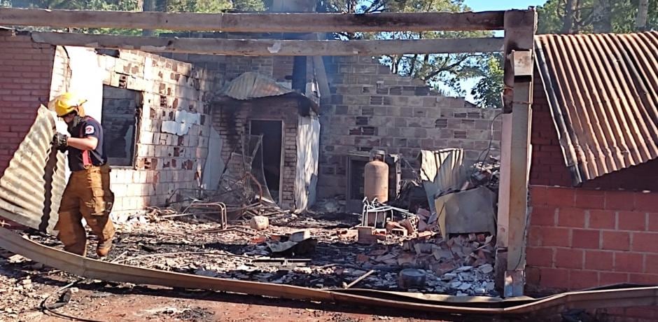 Dos departamentos fueron totalmente consumidos por un incendio en Eldorado.