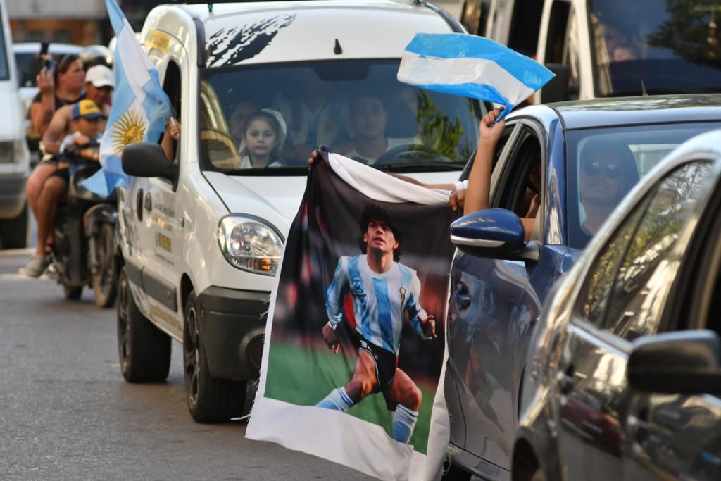 La ciudad de Río Cuarto salió a festejar el triunfo de Argentina frente a México en el mundial de Qatar.  (Tomy Fragueiro)