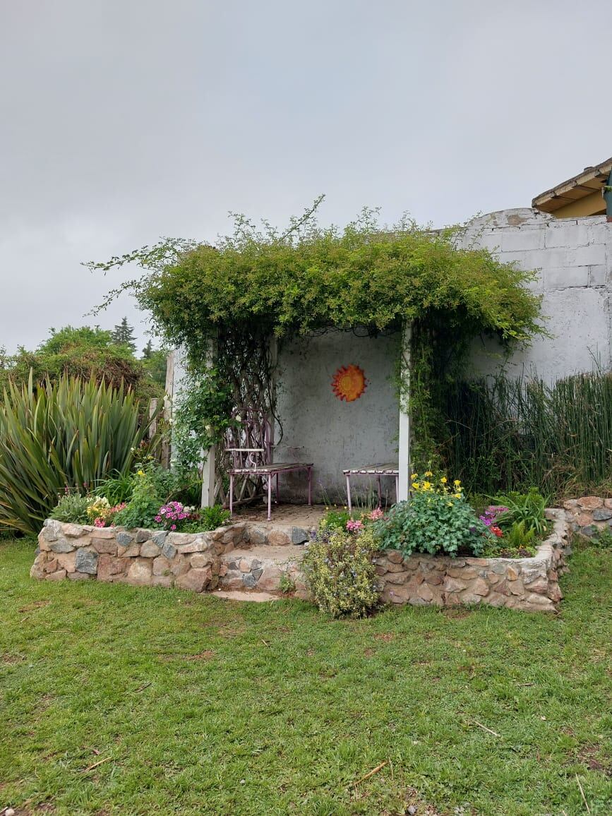 Escondido en las sierras, el restaurante ofrece vistas panorámicas de Punilla.