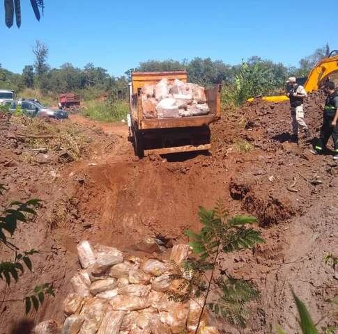 Vecinos de Puerto Iguazú desenterraron cajas de pollo que Prefectura había decomisado hace tres días