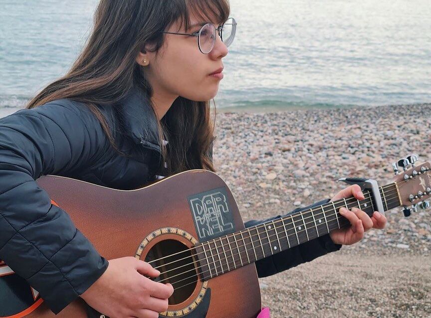 La joven vive en España y estudia Ingenería Química.