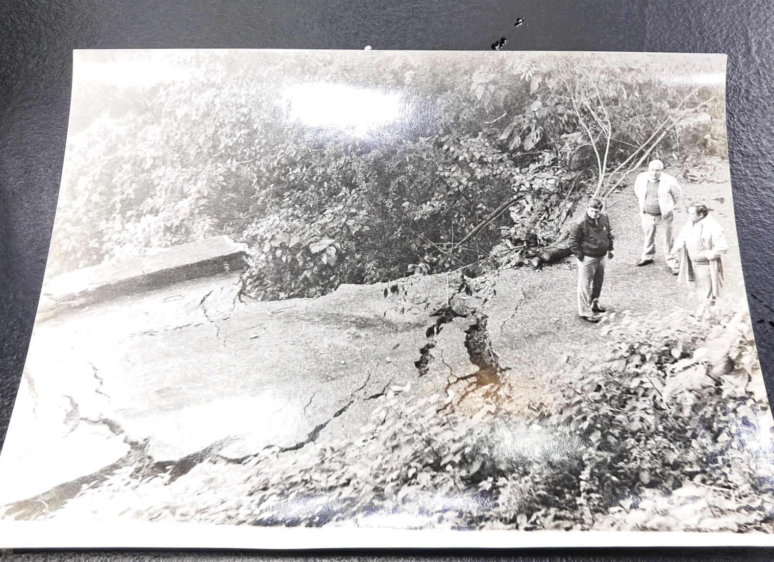 Sergio Scopel y Juan Carlos González, en uno de los deslizamientos de la ruta 338. (año 1983)