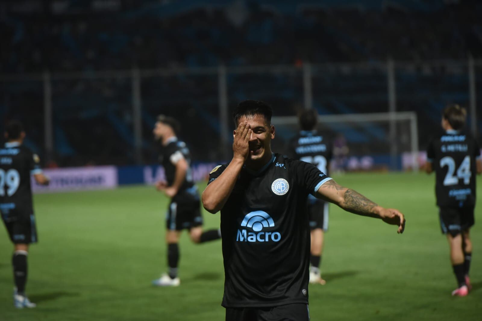 El gol y el festejo de Nicolás Uvita Fernández, delantero de Belgrano, que marcó el 2-0 ante Boca en el Gigante de Alberdi. (Facundo Luque / La Voz)