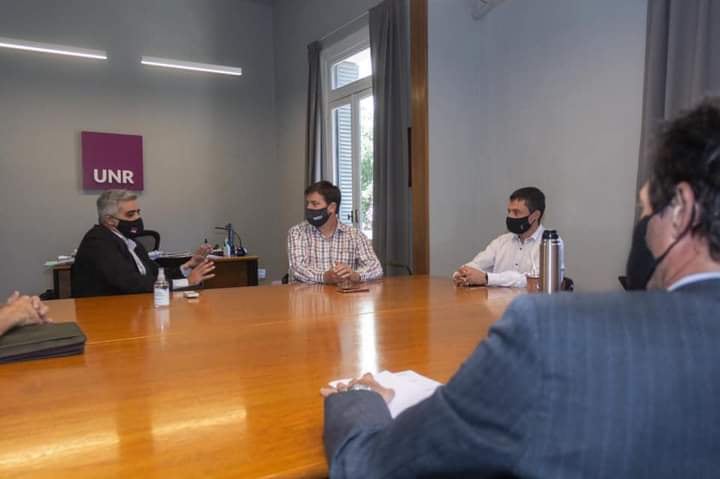 Reunión entre miembros de las instituciones donde trataron temas  referidos a la escuela de oficios. 